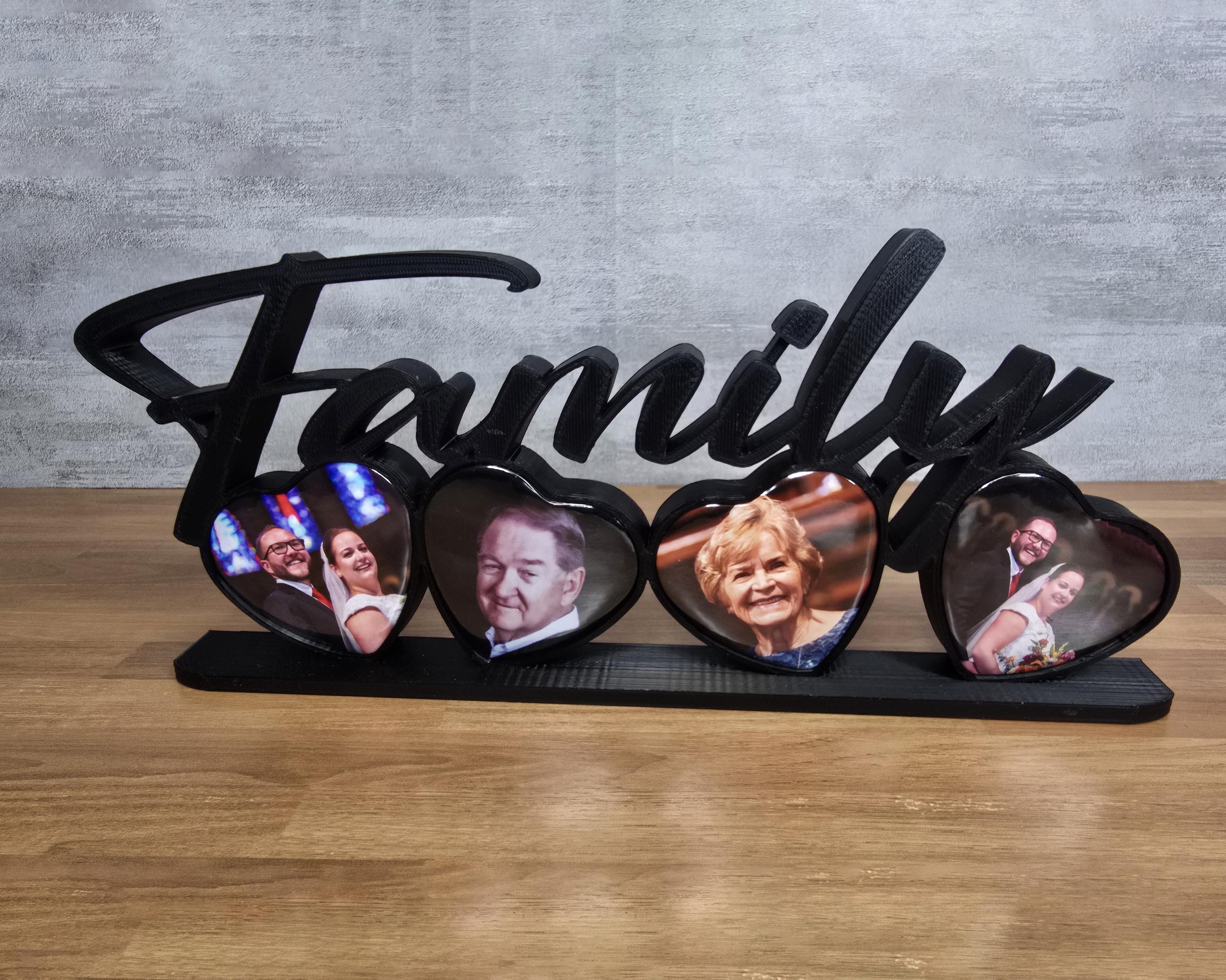 Family photomagnet frame available in 4 slots for heart magnets